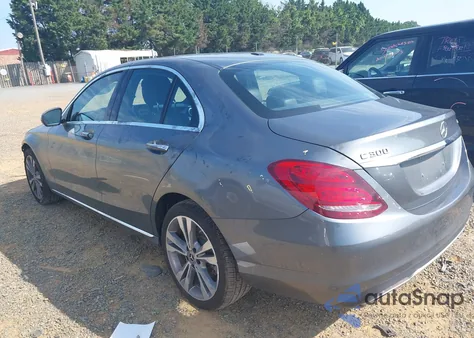 2018 Mercedes-Benz C 300 4Matic z USA, uszkodzony, nr VIN 55SWF4KB3JU278651